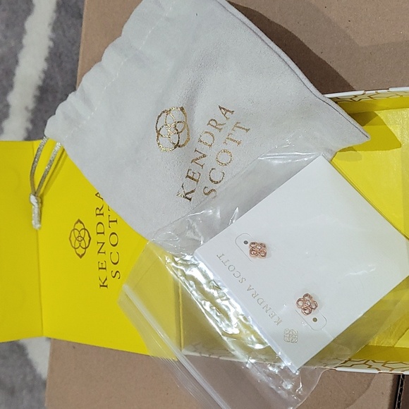 Kendra Scott Jewelry - NWT KENDRA SCOTT RUE STUD EARRINGS Rose Gold
